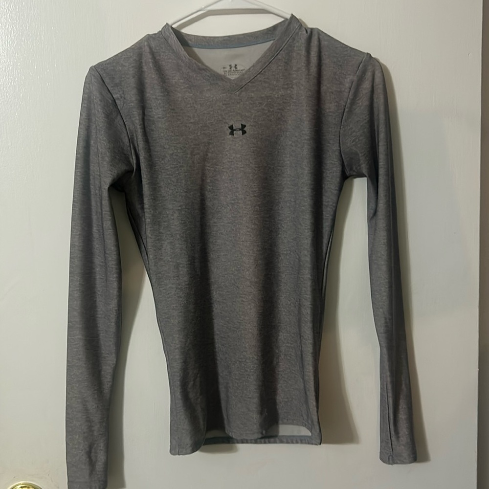 Size small women’s long sleeve under armor shirt gray
